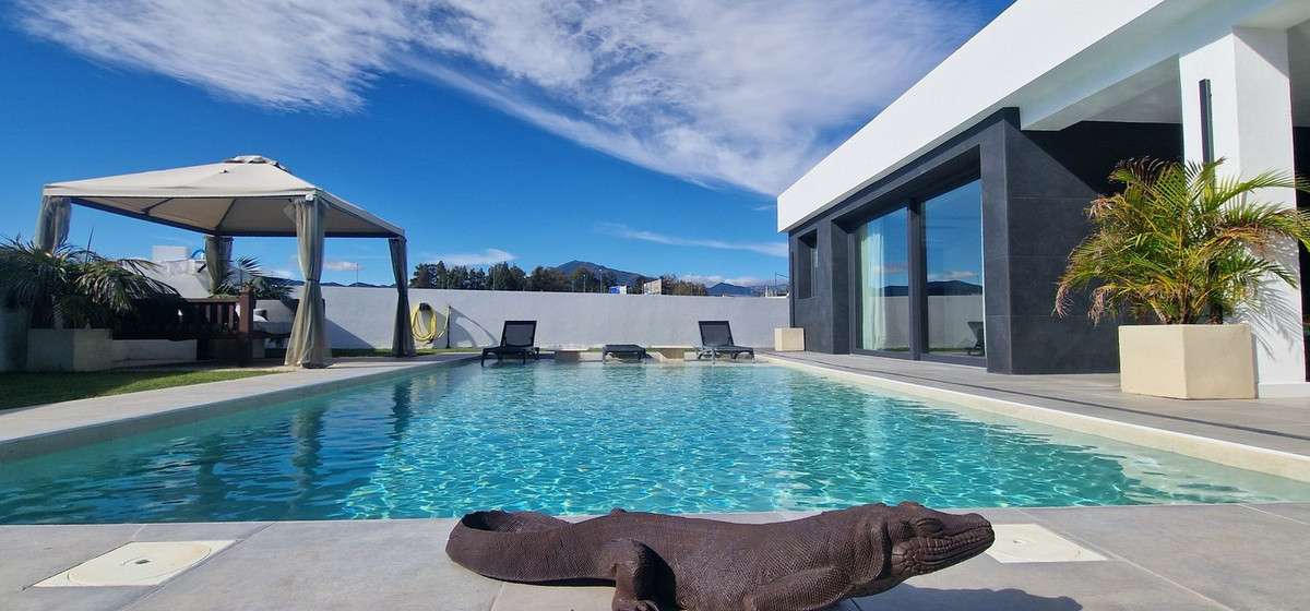 Villa en primera línea de playa en Marbella