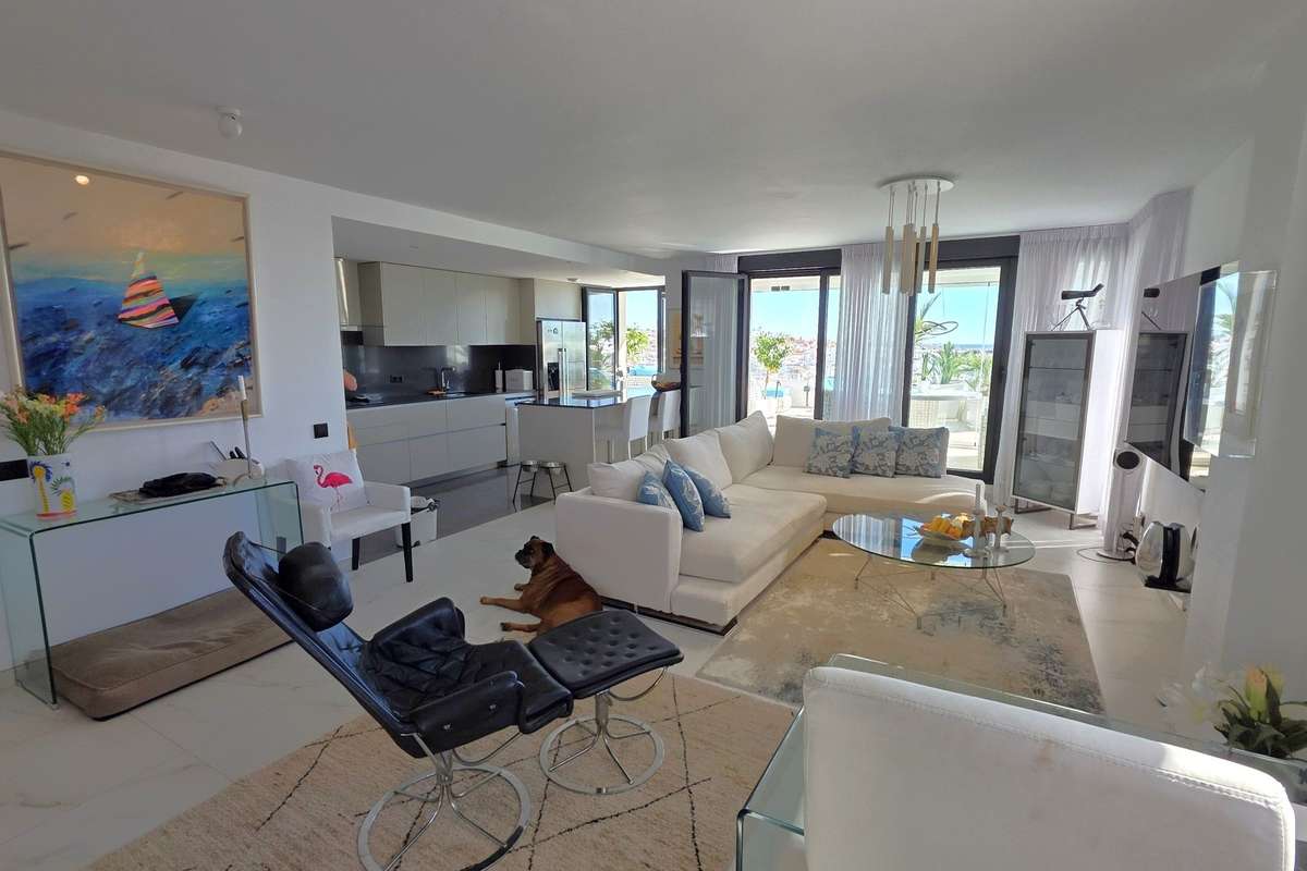 Penthouse with sea view in Estepona