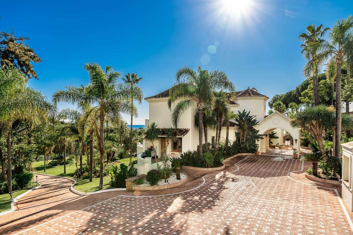 Detached Villa of 16 bedrooms