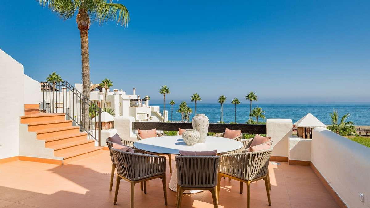 Ático en primera línea de playa en Estepona