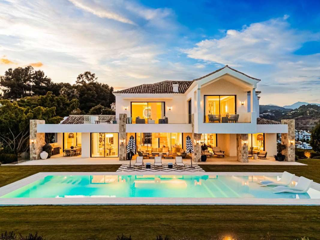 Detached Villa of 8 bedrooms