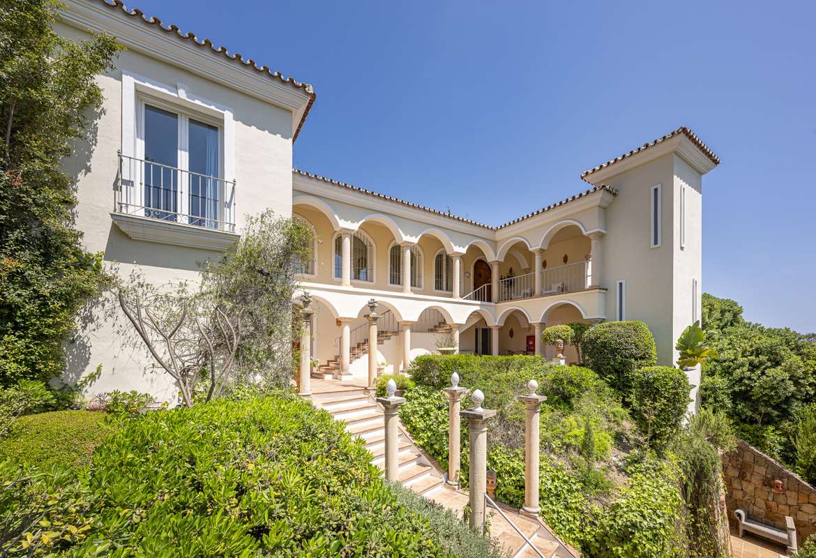 Villa with coastal views in Benahavís