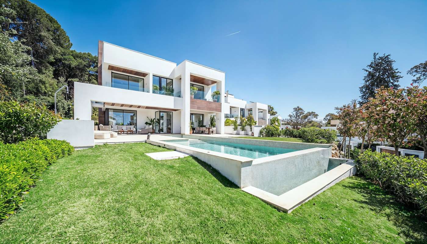 Villa en primera línea de playa en Marbella